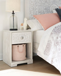 Whitewash / 19.61 in wide, nightstand in room setting; accessories excluded - 10