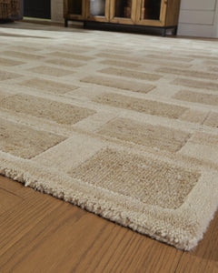 Tan/Brown/White 94" x 118.5", pile and edge detail - 3