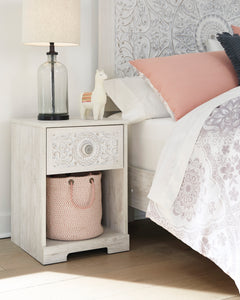 Whitewash / 15.79 in wide, nightstand in room setting; accessories excluded - 5